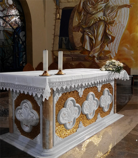 Altare, marmo, candele, decorazioni